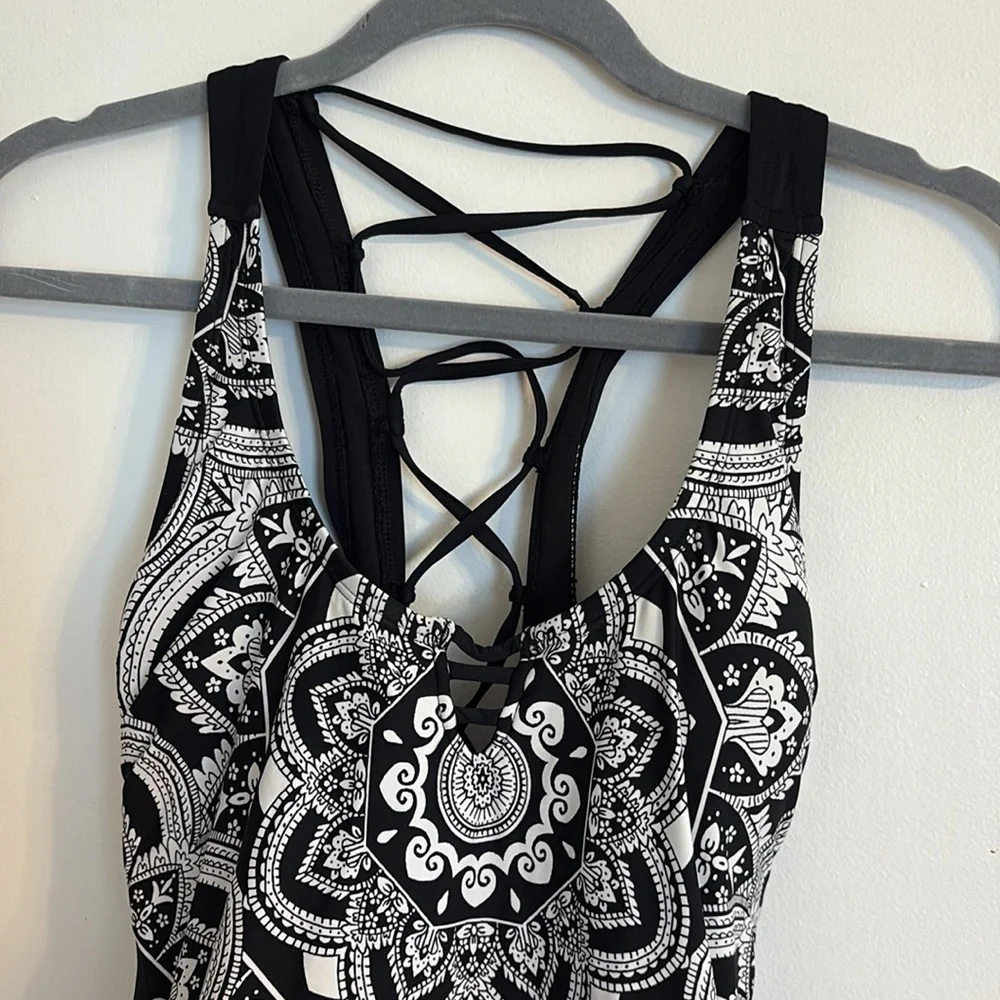 Jantzen black & white medallion black strappy back one-piece bathing suit.size 8 - Picture 4 of 11